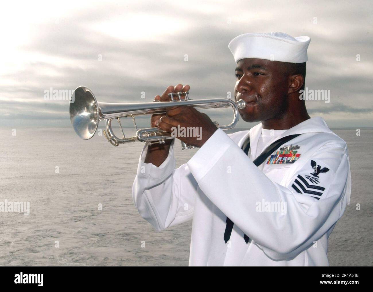 DIE US Navy, Ein Bugler, spielt BEIM Kranzlegen, das zur Erinnerung auf dem Cockpit stattfindet Stockfoto