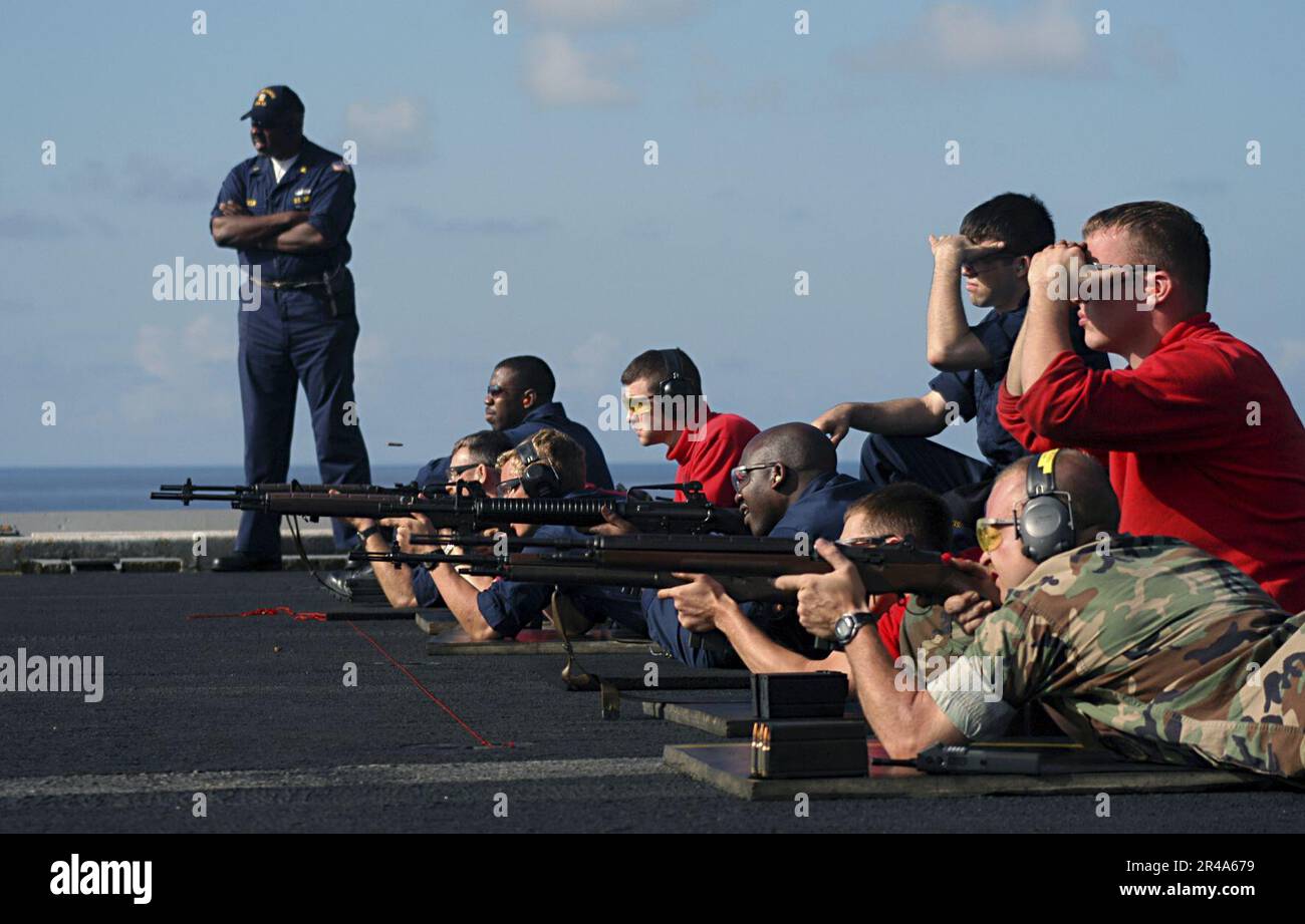 US Navy Master-at-Arms 1. Class und Mitglieder der Waffenabteilung, G-2 Division, schießen M-16 und M-14 Gewehre an Bord der USS Enterprise (CVN 65) Stockfoto