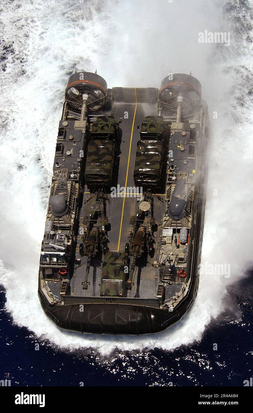 US Navy Ein Flugkissen für Landing Craft (LCAC), das den Swift-Eindringlingen von Assault Craft Unit Five (ACU-5) zugeteilt wurde, geht während eines Amphibienangriff-Trainings zur Unterstützung von RIMPAC 2004 zum Strand Stockfoto