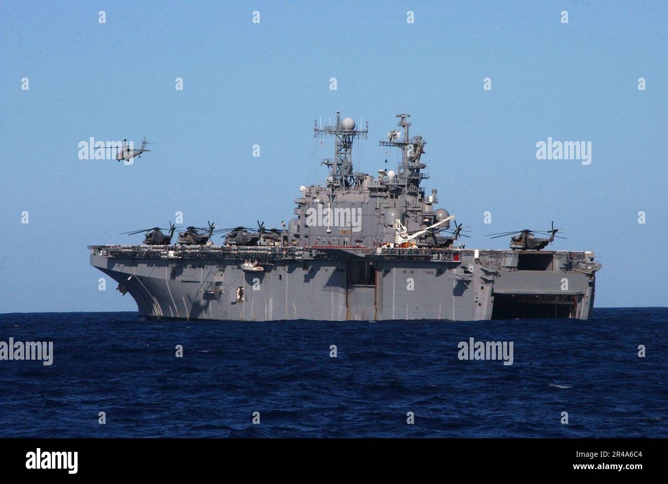 US Navy Marine Heavy Helicopter Squadrons führen während der Übung Rim of the Pacific (RIMPAC) 2004 Flugoperationen an Bord des Amphibienschiffs USS Tarawa (LHA 1) durch Stockfoto