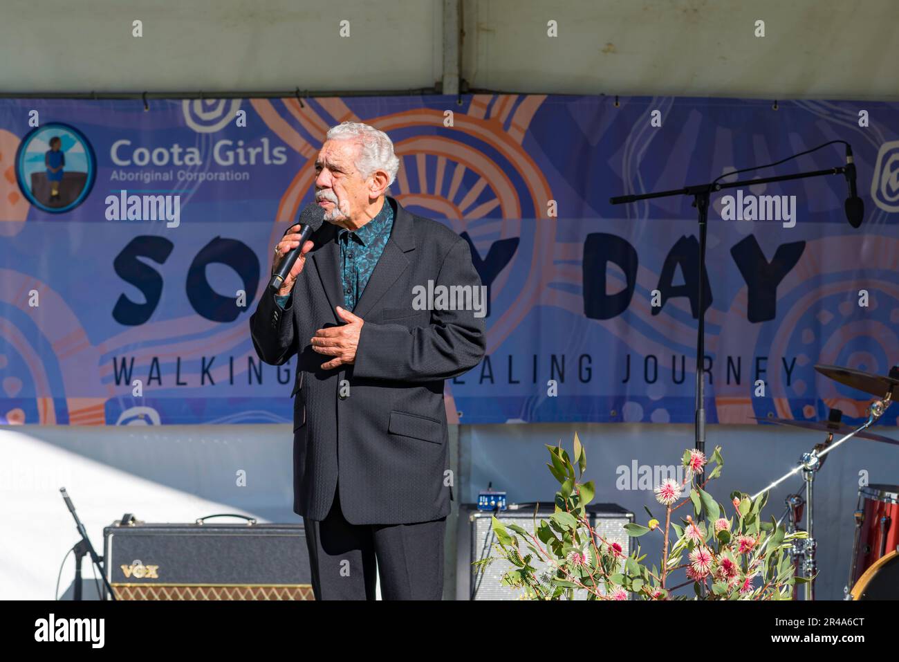 Sydney, Australien, 27. Mai 2023: Im Rahmen der National Reconciliation Week fand heute ein Treffen zum „Sorry Day“ im Tarpeian Precinct in den Botanischen Gärten in der Nähe des Opernhauses von Sydney statt. Die Menschen haben sich versammelt, um sich an die gestohlenen Generationen (der Aborigines) zu erinnern und die Heilung der Überlebenden zu schaffen. Die Veranstaltung wurde von der Coota Girls Aboriginal Corporation gesponsert und umfasste Kunsthandwerk und Buschessen. Onkel Allen Madden, ein Gadigal-Ältester, hat ein Willkommen auf dem Land gegeben. Kredit: Stephen Dwyer / Alamy Live News Stockfoto