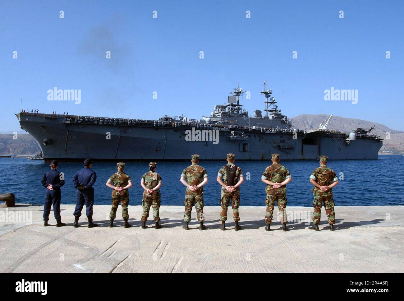 FREIWILLIGE der US Navy Linehandler von Naval Station Activity (NSA) Souda Bay warten auf dem Pier als Amphibienschiff USS Kearsarge (LHD 3) Stockfoto