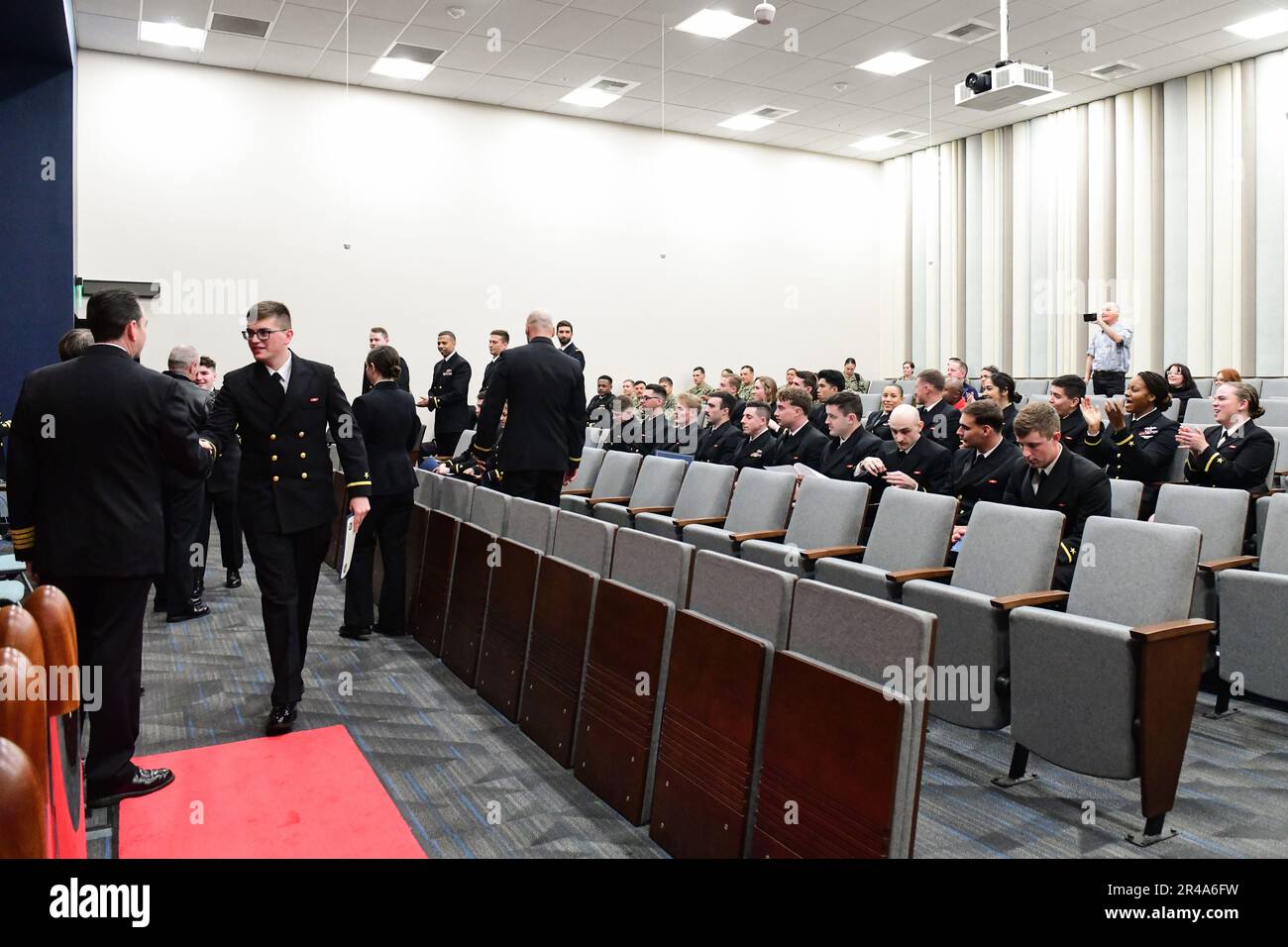 230331-N-UN585-1034 MARINESTÜTZPUNKT SAN DIEGO (31. März 2023) Absolventen des Basic Division Officer Course (BDOC) erhalten ihre Zertifikate während einer Abschlusszeremonie im Mariner Skills Training Center, Pacific Auditorium. BDOC ist ein neunwöchiger Kurs, der sich auf die Führung des Geschäftsbereichs konzentriert und die erste Ausbildung des Surface Warfare Officers ist. Stockfoto