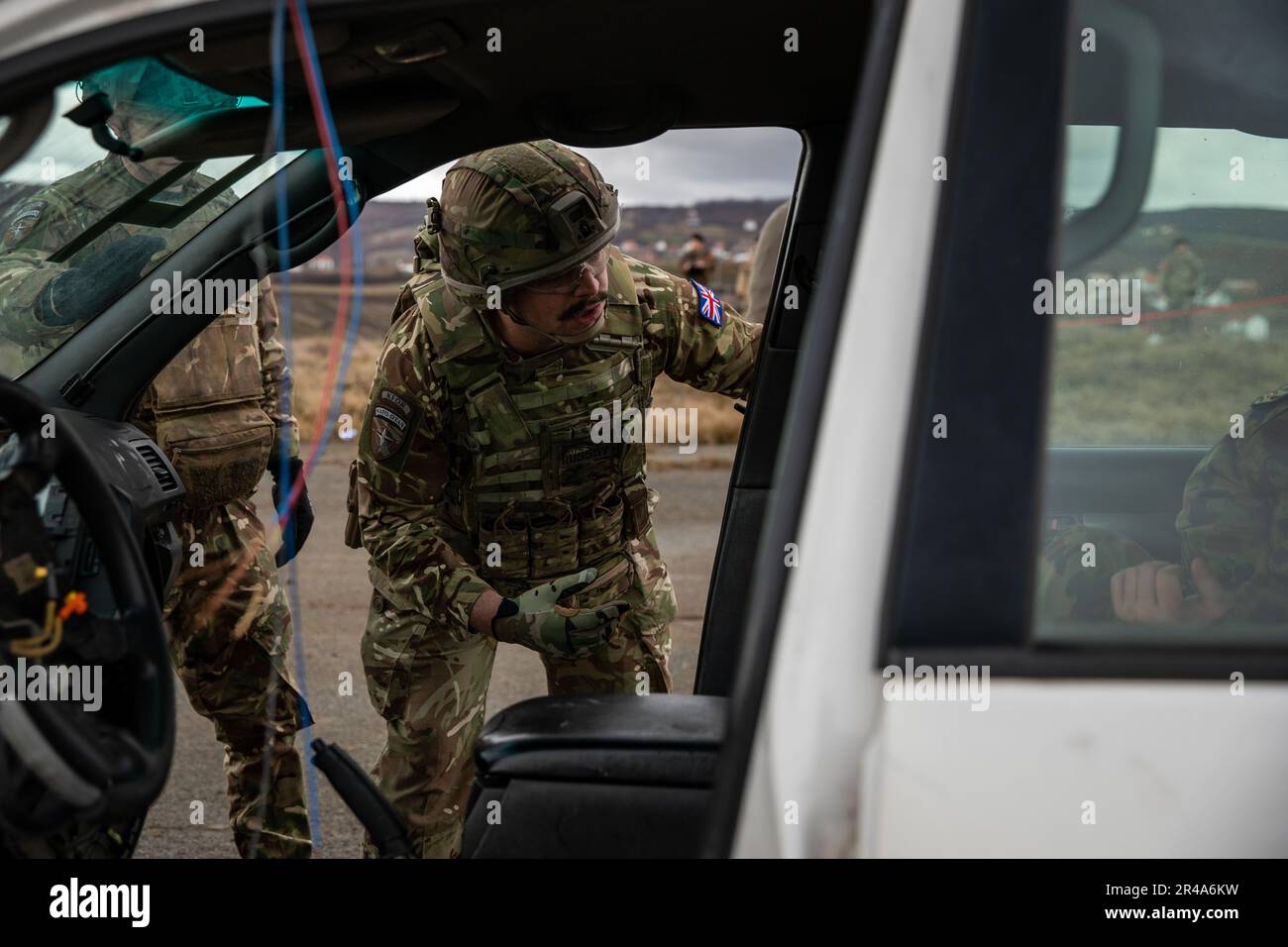 Kosovo Force (KFOR) Soldat mit der britischen Armee prüft die Reaktionsfähigkeit eines KFOR-Patienten während der Operation Cavalry Guardian Notfallschulung in der Nähe von Camp Novo Selo, Kosovo, am 10. Januar 2023. Während des Trainings wetteiferten Soldaten aus Österreich, den USA und Großbritannien um die beste Reaktion auf ein Notszenario mit Rollenspielern und Notfallpersonal der KFOR. Stockfoto