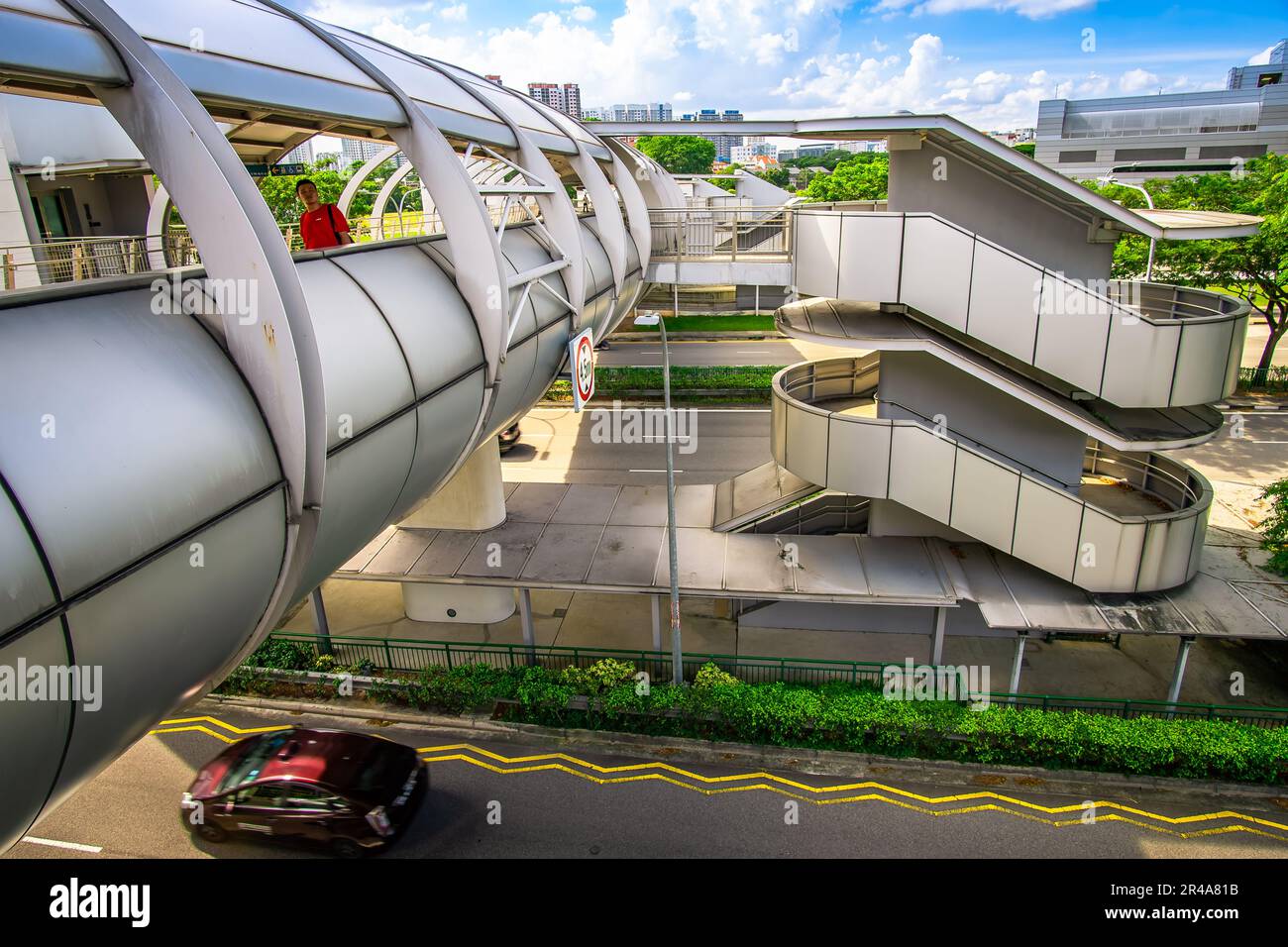 Die Brücke über dem Stadium Drive und dem Nicoll Highway im Singapore Sports Hub. Stockfoto