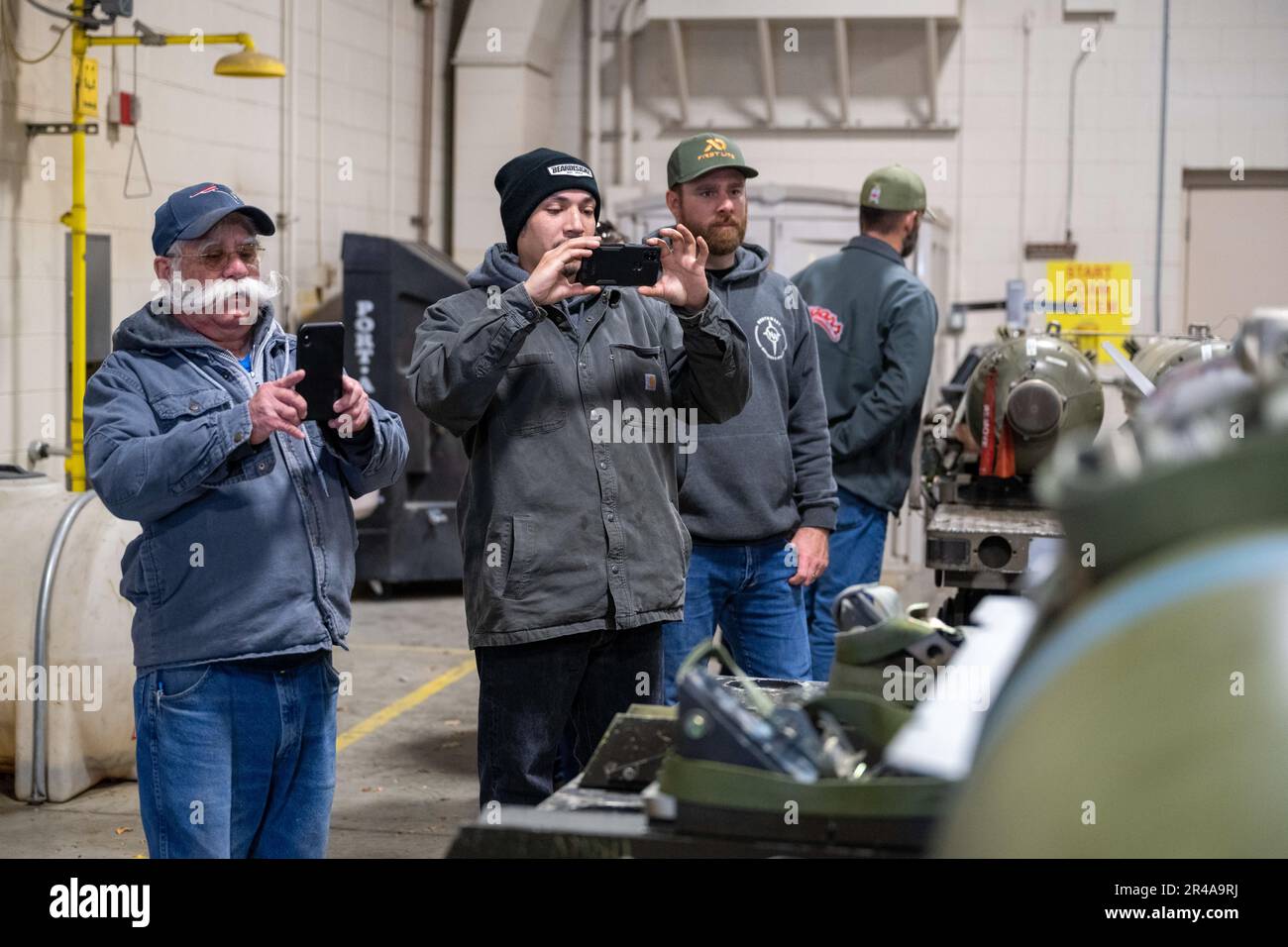 Northwest Machining and Manufacturing Tour The 124. Fighter Wing's Aircraft Maintenance Hanger, Gowen Field, ID, 6. April 2023. Dieses Maschinenbauunternehmen mit Sitz in Meridian, Idaho, stellt seit Jahrzehnten in Gowen Field ein wichtiges Fahrwerk für Die A-10 Thunderbolt II her. Stockfoto