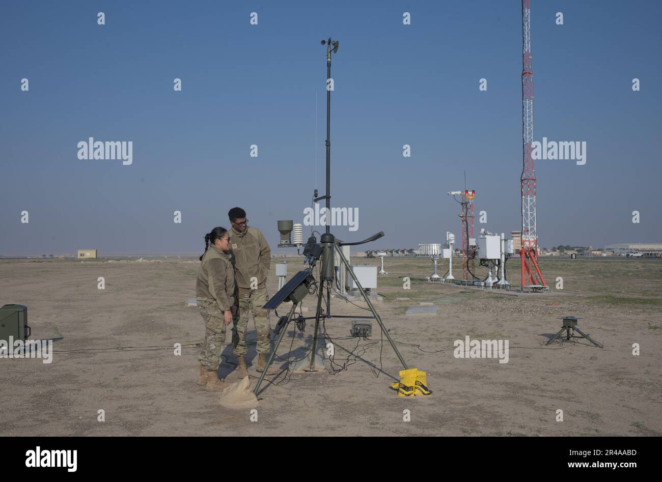 USA Air Force Senior Airman Kahlil Pendleton-Kelly und USA Air Force Airman 1. Class Jeanette Jimenez, 407. Expeditionary Operations Support Squadron Wettervorhersagen inspizieren ein taktisches meteorologisches Beobachtungssystem am Ali Al Salem Air Base, Kuwait, 19. Januar 2023. Das taktische meteorologische Beobachtungssystem, bekannt als TMQ-53, ist ein einsatzfähiges komplettes Oberflächenwetterbeobachtungssystem, das überall auf der Welt eingesetzt werden soll. Das System überwacht die aktuellen Wetterbedingungen automatisch und in Echtzeit und sendet diese Beobachtungen dann an eine globale Wetterdaten ne Stockfoto
