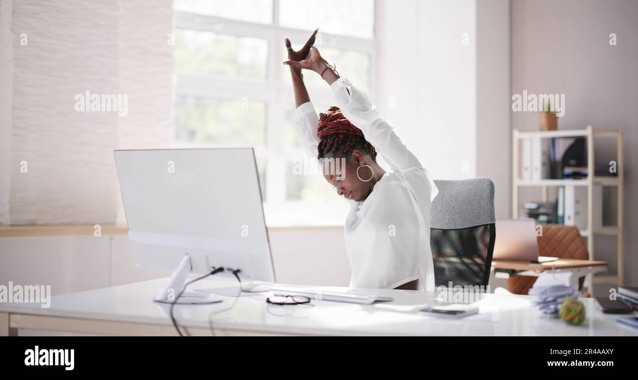Frau, Die Sich Im Bürostuhl An Der Rezeption Entspannt Stockfoto