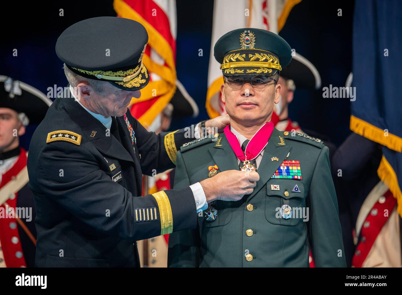 Stabschef der USA Army General James McConville veranstaltet am 25. Januar 2023 in der Conmy Hall auf der gemeinsamen Basis Myer-Henderson Hall, Virginia, eine Ankunftszeremonie mit voller Auszeichnung für den Stabschef der Republik Korea Army General Park Jeong Hwan. Während der Zeremonie verlieh General McConville General Park die Legion of Merit, den Grad Commander. Stockfoto