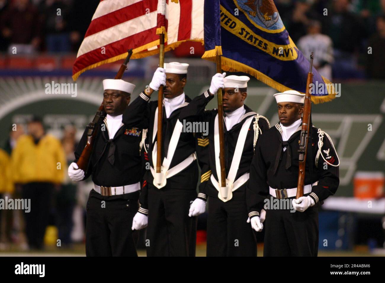 US NAVY A U.S. Der Navy Farbenwächter, der dem Naval Reserve Center in der Bronx, New York, zugeteilt wurde, zeigt die Farben während der Eröffnungszeremonie für das Football-Spiel am Montagabend Stockfoto