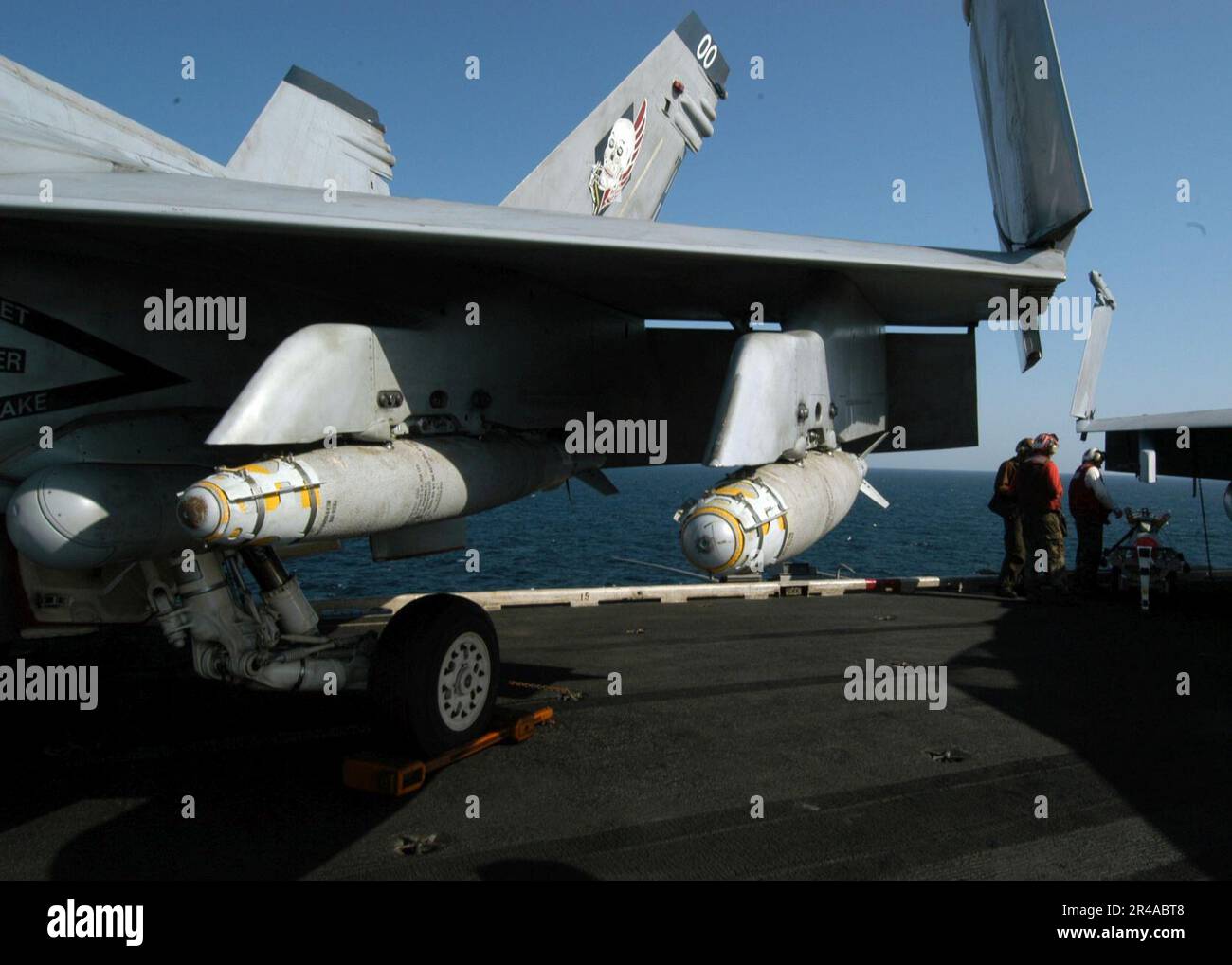 US Navy der Portside-Flügel einer F-A-18, die dem Blue Blasters of Strike Fighter Squadron Three Four (VFA-34) zugewiesen ist, ist mit der neuesten Satelliten-geführten Bombe der Navy, der GBU-38, ausgestattet Stockfoto