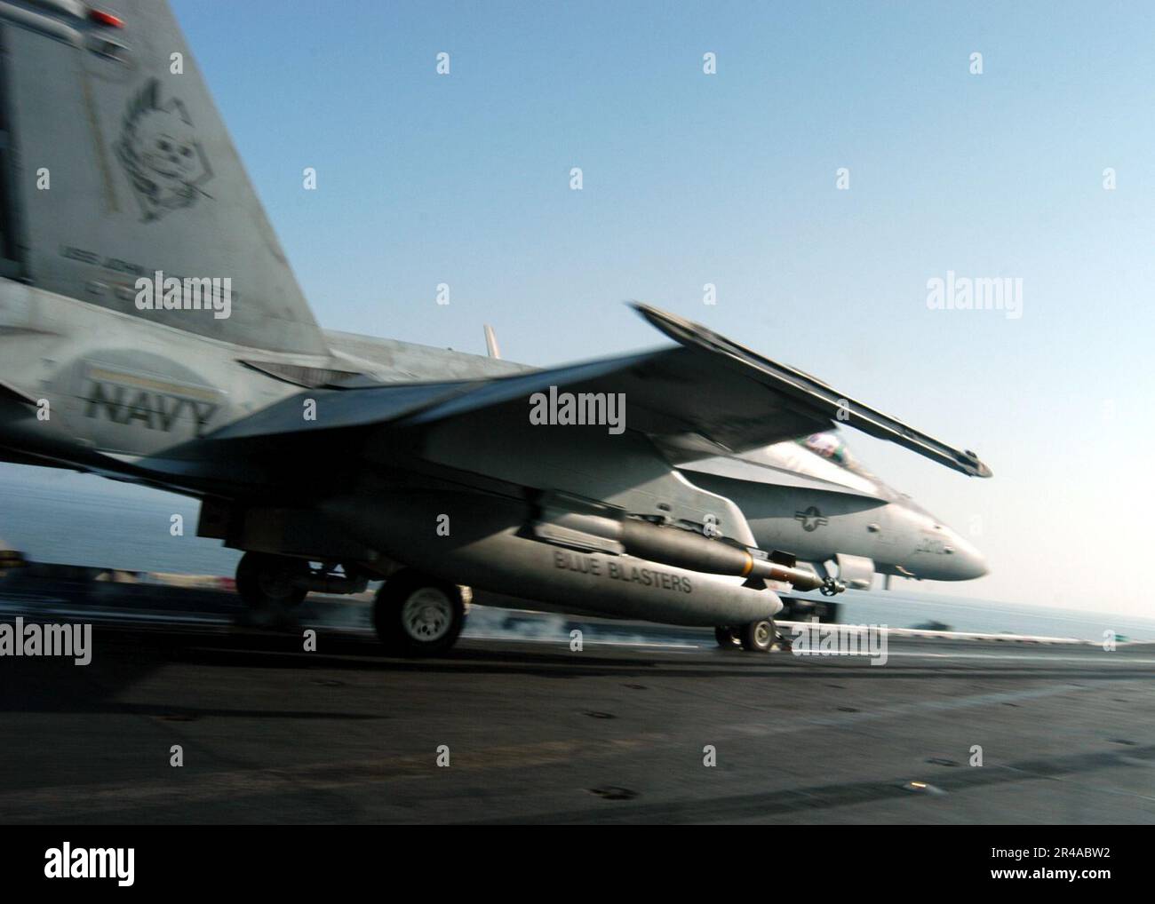US Navy ein F-A-18C Hornet, das der Blue Blasters of Strike Fighter Squadron Three Four (VFA-34) zugewiesen wurde, startet vom konventionell angetriebenen Flugzeugträger USS John F. Kennedy (CV 67) mit einer GBU-12 Stockfoto