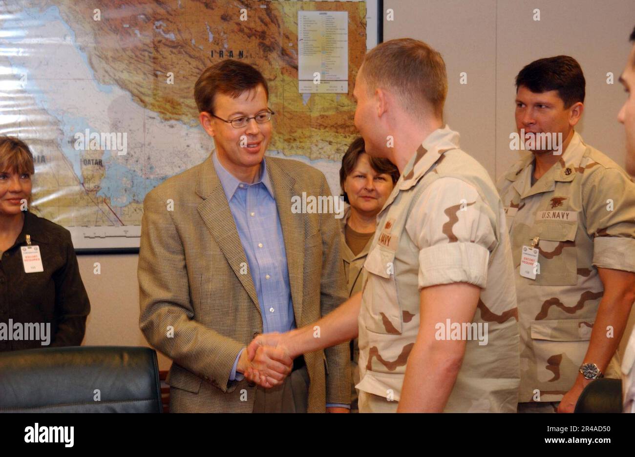 US Navy USA Senator James Talent (R-MO) begrüßt einen Seemann vor einem Treffen mit Mitgliedern des US-Bundesstaats Missouri an Bord der Naval Support Activity (NSA) Bahrain Stockfoto