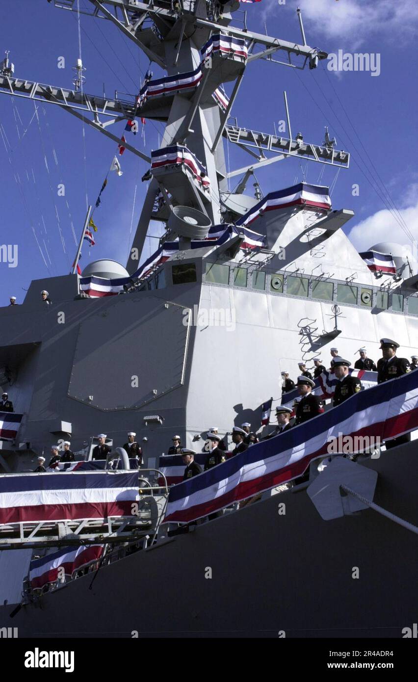 US Navy Sailers übernehmen die lange Tradition der Marinebesetzung der Schienen, nachdem sie das Schiff an Bord des neu in Auftrag gegebenen Raketenzerstörers USS James E. Williams (DDG 95) zum Leben erweckt haben. Stockfoto