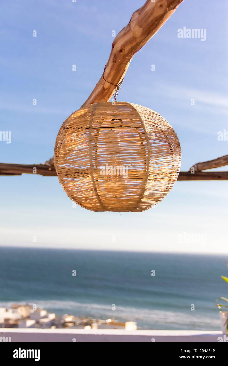 Eine wunderschöne handgemachte Lampe auf dem Dach einer Jugendherberge in Taghazout, Marokko. Stockfoto