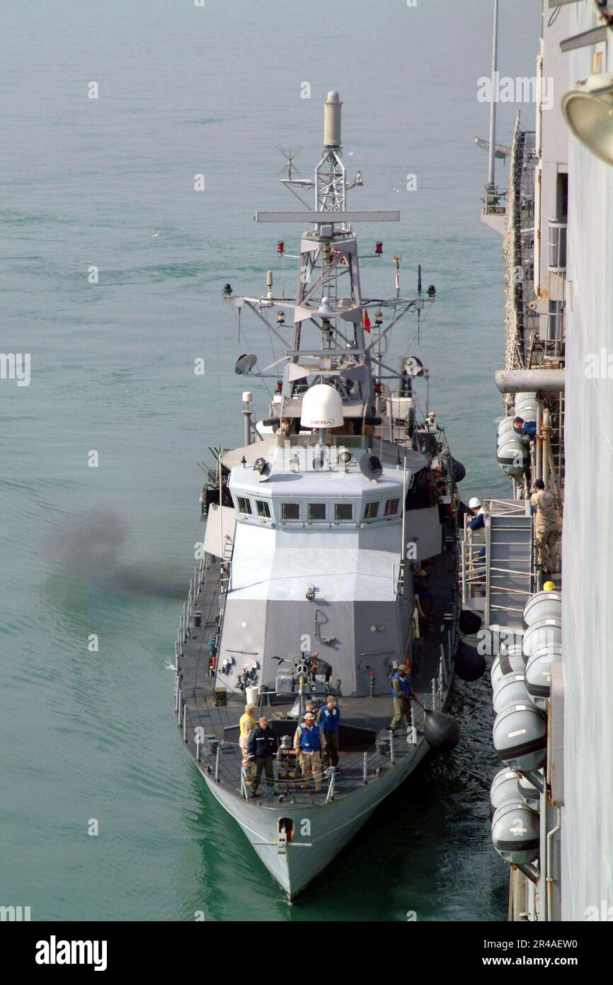 US Navy das Küstenpatrouillenschiff USS Chinook (PC 9) bereitet sich darauf vor, neben dem Dock-Landungsschiff USS Harpers Ferry (LSD 49) anzulegen, um eine Wiederauffüllung auf See durchzuführen Stockfoto