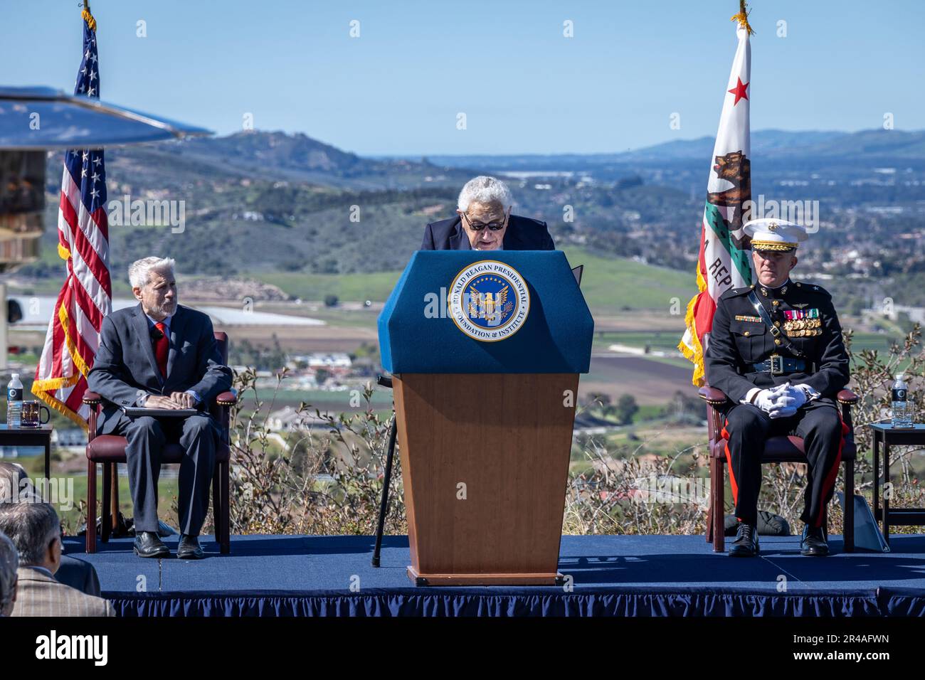 Dr. Henry Kissinger, ehemaliger Außenminister der Vereinigten Staaten, hält eine Rede während einer Kranzlegen-Zeremonie in der Ronald Reagan Presidential Foundation and Library in Simi Valley, Kalifornien, am 6. Februar 2023. Die Zeremonie fand zu Ehren von Präsident Reagan statt, als Hommage an seinen Dienst für die Vereinigten Staaten und zur Feier seines 112. Geburtstages. Stockfoto