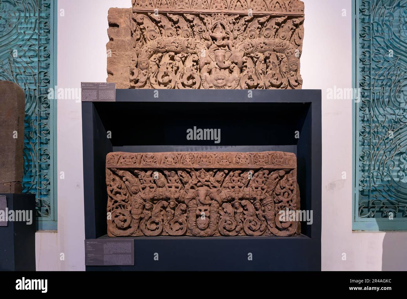 Eine Nahaufnahme von zwei alten geschnitzten Steinen im Battambang Museum Stockfoto