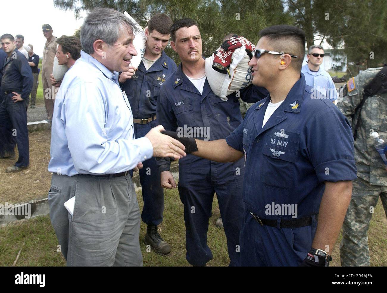 Der stellvertretende Verteidigungsminister der US-Marine, Paul Wolfowitz, trifft sich mit Mitgliedern des Dienstes, die bei der Verteilung von Hilfsgütern helfen Stockfoto