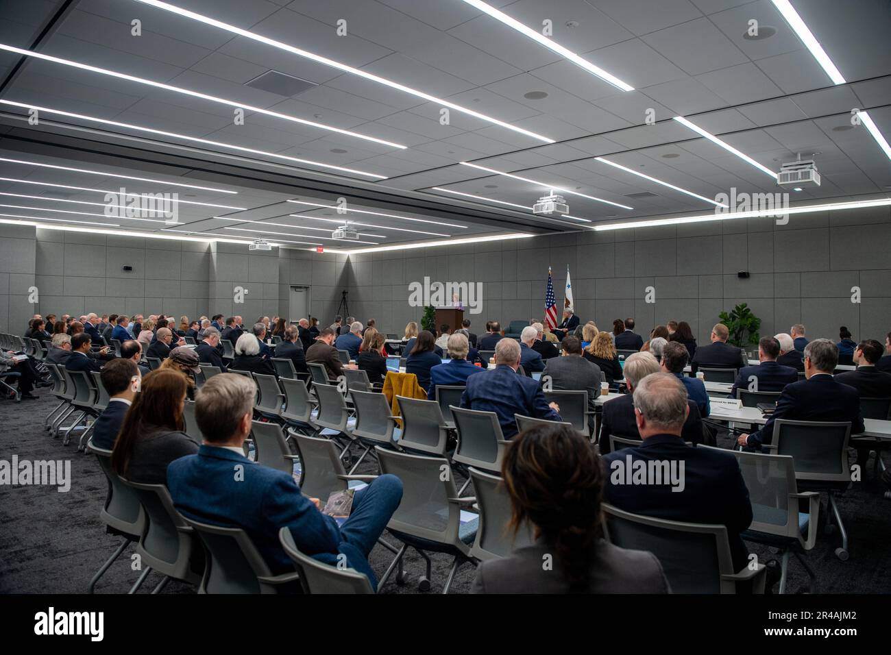Die stellvertretende Verteidigungsministerin Kathleen H. Hicks spricht während der Kickoff-Veranstaltung des Defense Management Institute am Institute for Defense Analysis, Alexandria, VA, am 31. Januar 2023. Stockfoto