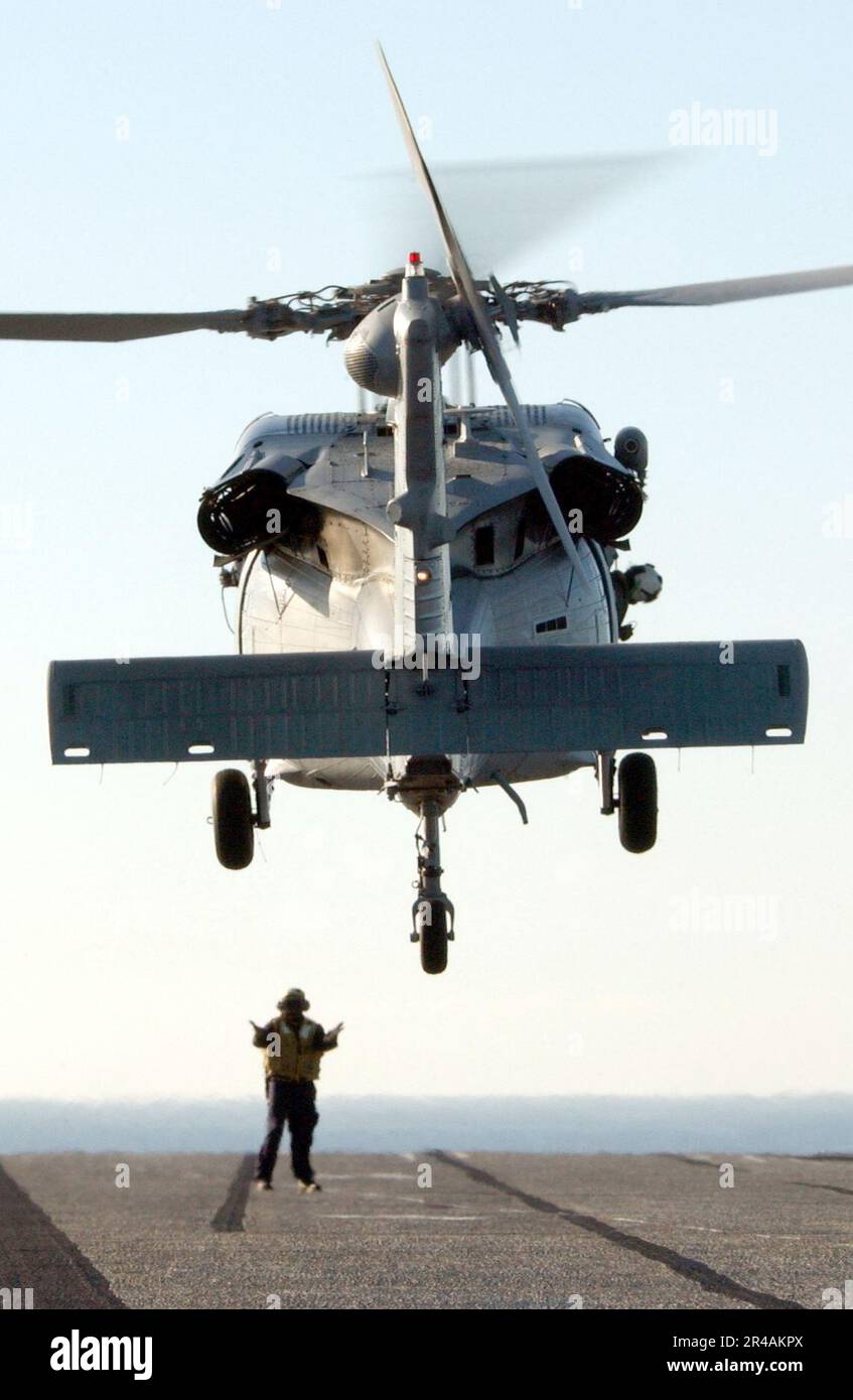 US Navy ein MH-60s Knighthawk Helikopter, der dem Helikopter-Kampfstaffel Eleven (HC-11) zugeteilt wurde, bereitet sich auf die Landung auf dem Cockpit des Flugzeugträgers USS Ronald Reagan (CVN 76) vor. Stockfoto