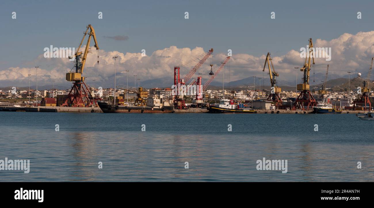 Heraklion, Kreta, Griechenland. 2023. Panoramablick auf den Hafen von Heraklion und die Docks auf Kreta, Europa. Stockfoto