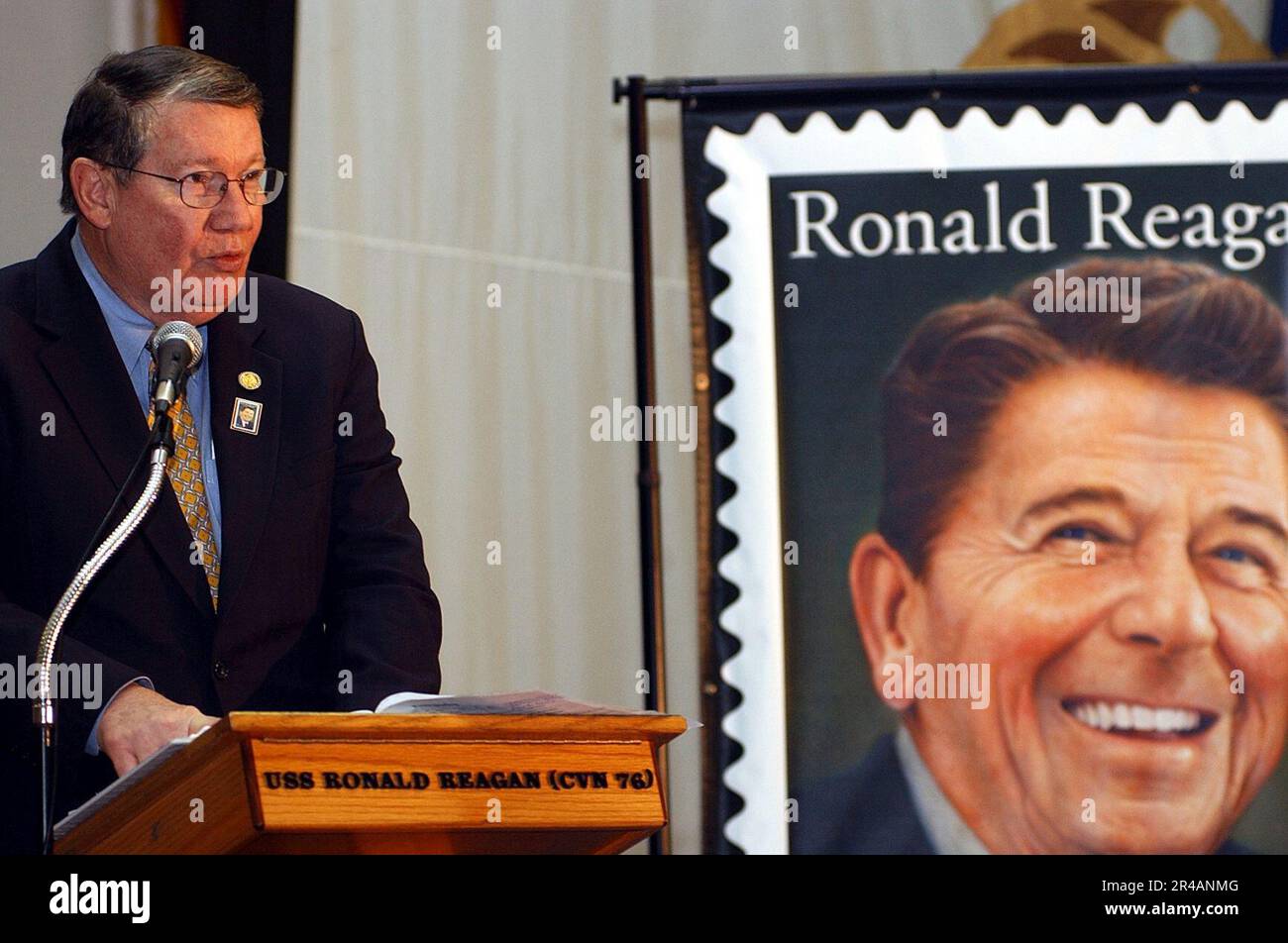 DER US Navy Congressman Randy Duke Cunningham (R-CA) hält eine Rede während einer Einweihungszeremonie für die Briefmarke des Präsidenten Ronald Reagan Stockfoto