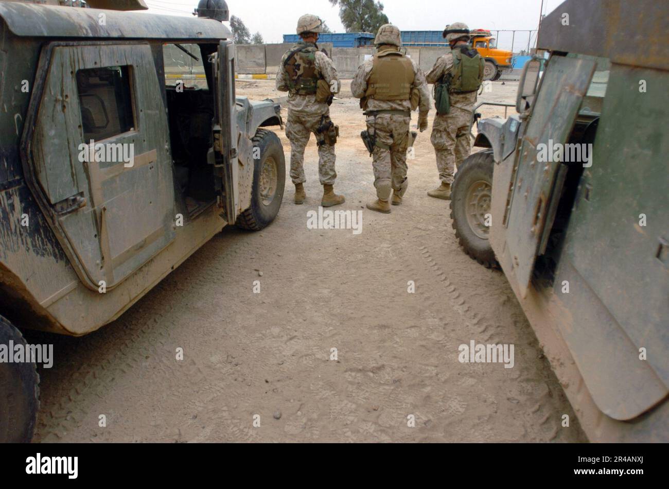 US Navy USA Marines und Matrosen, 1. Marine Division, 2. Bataillon, 5. Marines, einer von vielen Checkpoints in Ramadi, Irak Stockfoto