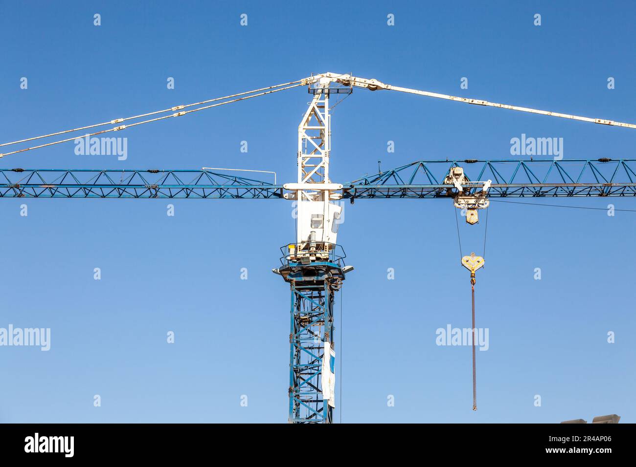 Detail eines blau-weißen Krans auf blauem Himmelshintergrund. Luanda, Angola. Stockfoto