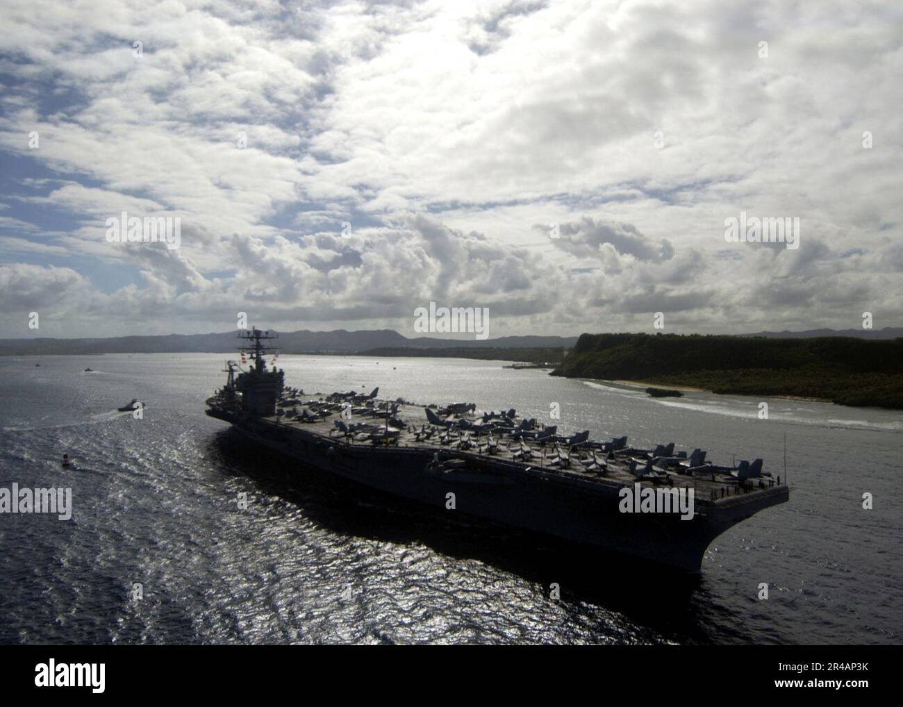 US Navy der Flugzeugträger der Nimitz-Klasse USS Carl Vinson (CVN 70) verlässt die Marinestation Mariannas, Guam Stockfoto