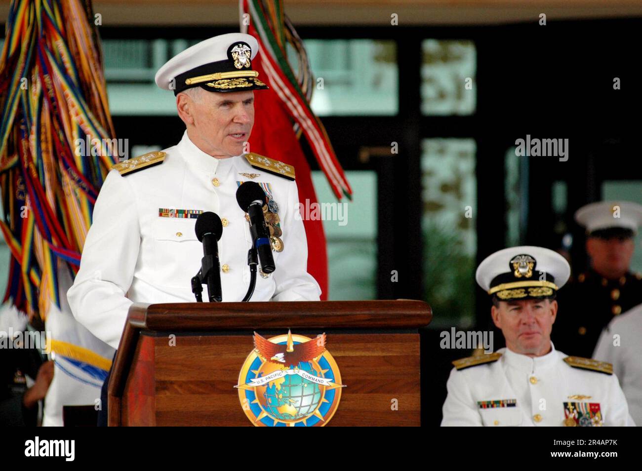 US Navy, der neue Commander der USA Pacific Command, ADM. William J. Fallon, spricht während der Zeremonie zum Kommandowechsel für die USA zu seinem neuen Kommando Kommandobereich Pazifik (PACOM) Stockfoto