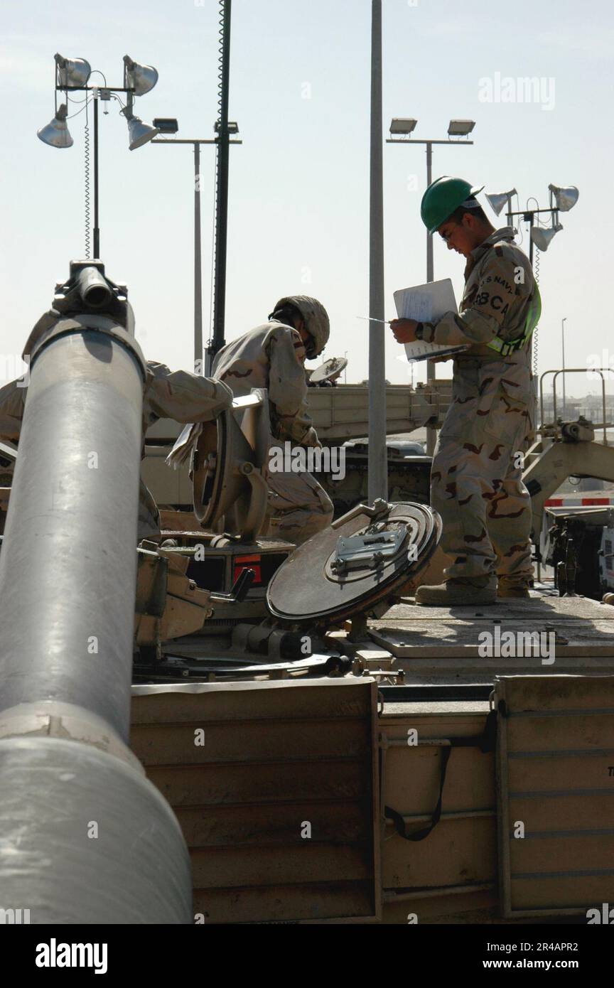 US Navy Operations Specialist 2. Klasse inspiziert einen US Army M1A1 Abrams Hauptkampfpanzer für die USA Navy Customs Inspection Bataillon in Camp Arifjan, Kuwait. Stockfoto