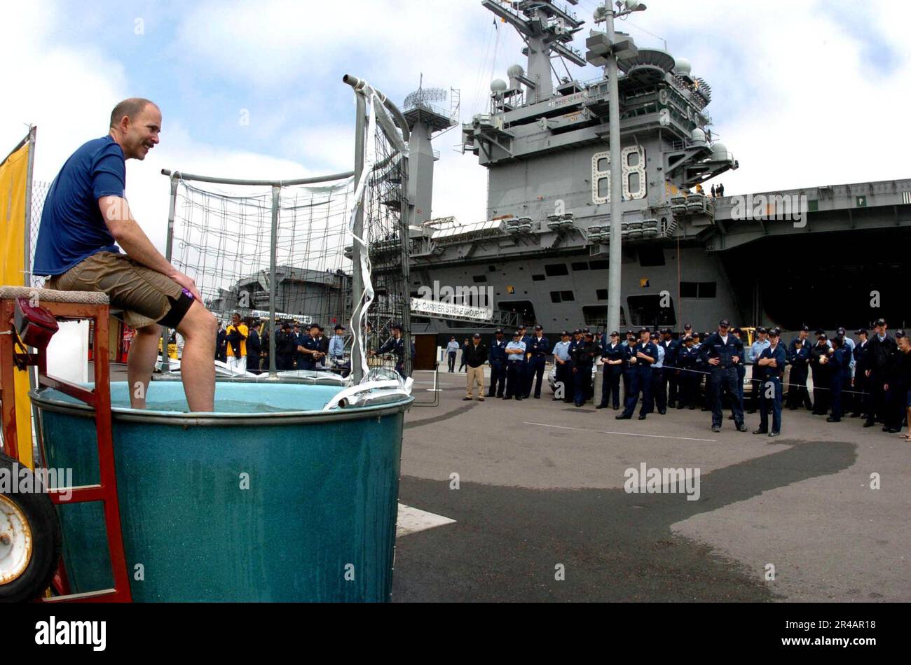 US Navy Executive Officer, USS Nimitz (CVN 68), nimmt an einem Dunk-Panzerwettbewerb Teil, um die Spendensammlung für eine Marineförderungsgesellschaft der Marine zu unterstützen. Stockfoto