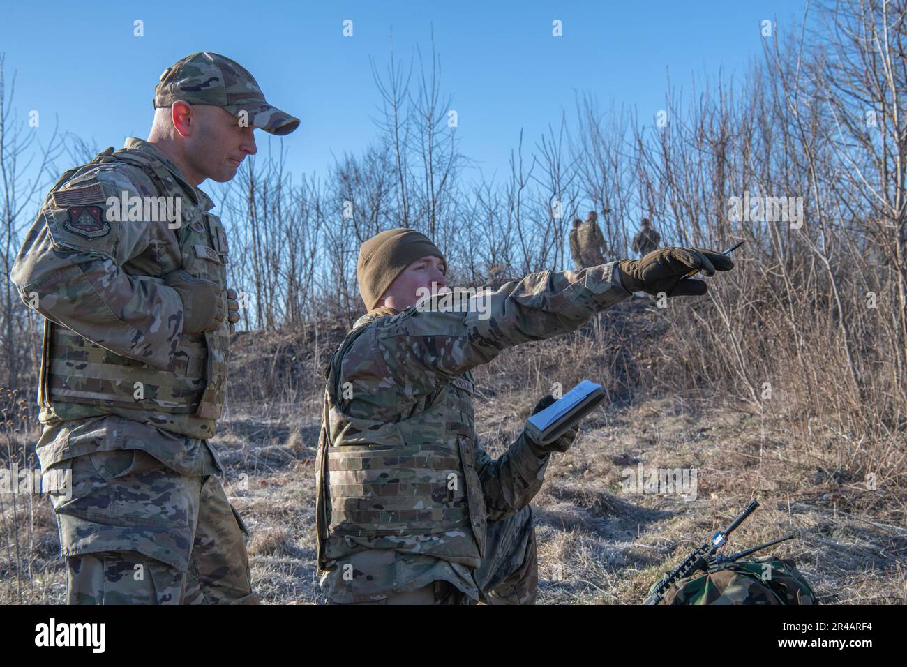 USA Air Force Master Sergeant Jerrie Reeder, ein Spezialist für Munitionssysteme, und die USA Air Force Tech. Sgt. Adam Pawlicki, ein Spezialist für Rüstungssysteme für Flugzeuge, die beide dem 180. Kampfflügel der Ohio National Guard zugewiesen sind, erstellt während einer Agile Combat Employment Training Veranstaltung auf der 180FW in Swanton, Ohio, 30. März 2023 ein Range Sheet. Agile Combat Employment ermöglicht es Airmen, ihre Fähigkeiten durch Schulungen in angrenzenden Karrierefeldern zu erweitern und so Multifunktionsflugzeuge zu schaffen, die in umkämpften, gestörten und betrieblich begrenzten Umgebungen eingesetzt werden können. Stockfoto