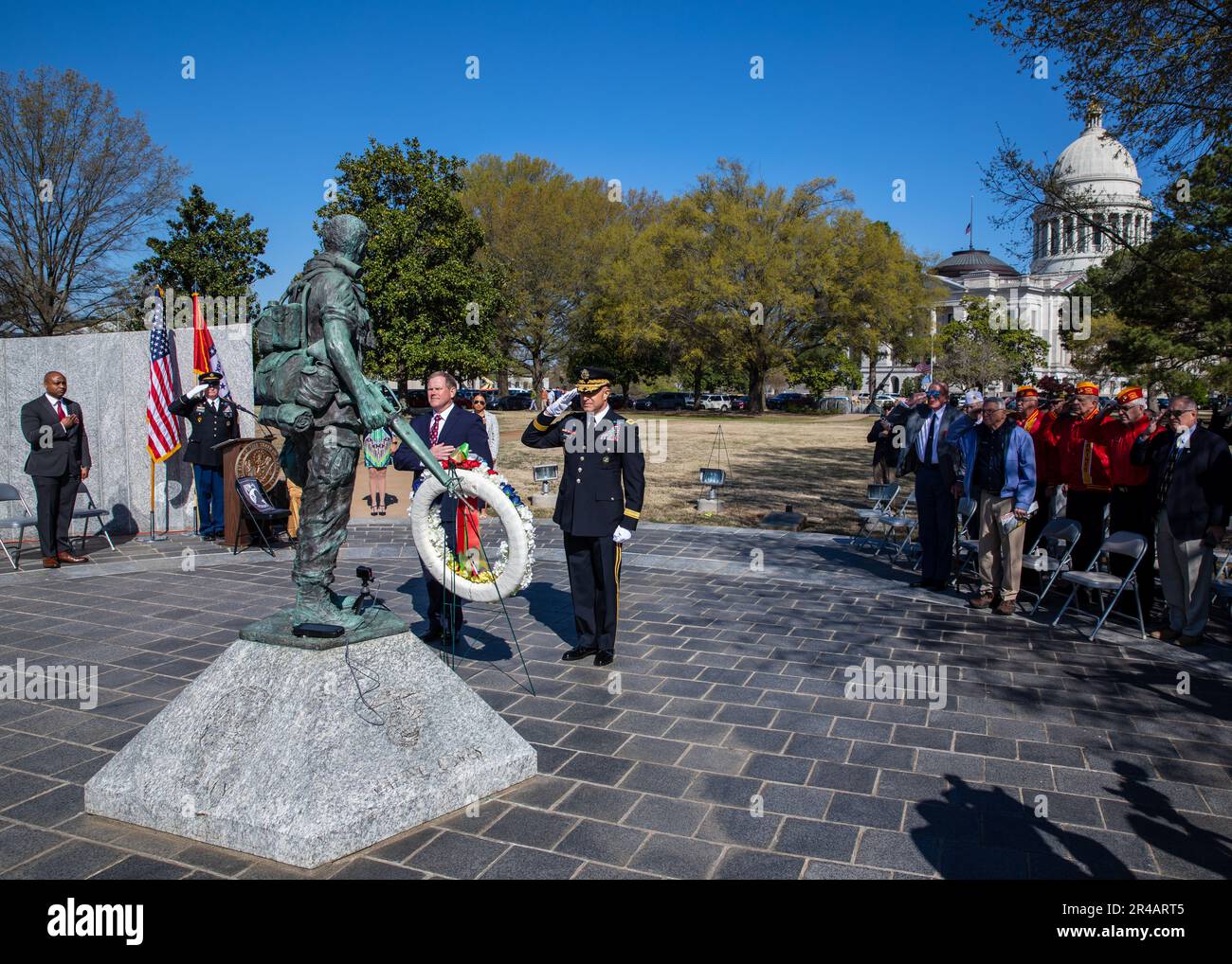 Der Bundesstaat Arkansas würdigte und würdigte den Dienst und die Opfer unserer Veteranen aus dem Vietnamkrieg und ihrer Familien bei einer Kranzlegen-Zeremonie am Arkansas Vietnam Veterans Memorial auf dem Gelände des State Capitol, 29. April 2023. Generalmajor Jonathan M. Stubbs, Generaladjutant der Nationalgarde von Arkansas, und Generalmajor Kendall Penn, Sekretär des Veteranenministeriums von Arkansas, legten den Kranz als Teil der Gedenkfeier zum 50. Jahrestag des Vietnamkriegs an das Denkmal. Die letzten US-Kampftruppen verließen Vietnam am 29. März 1973. Stockfoto