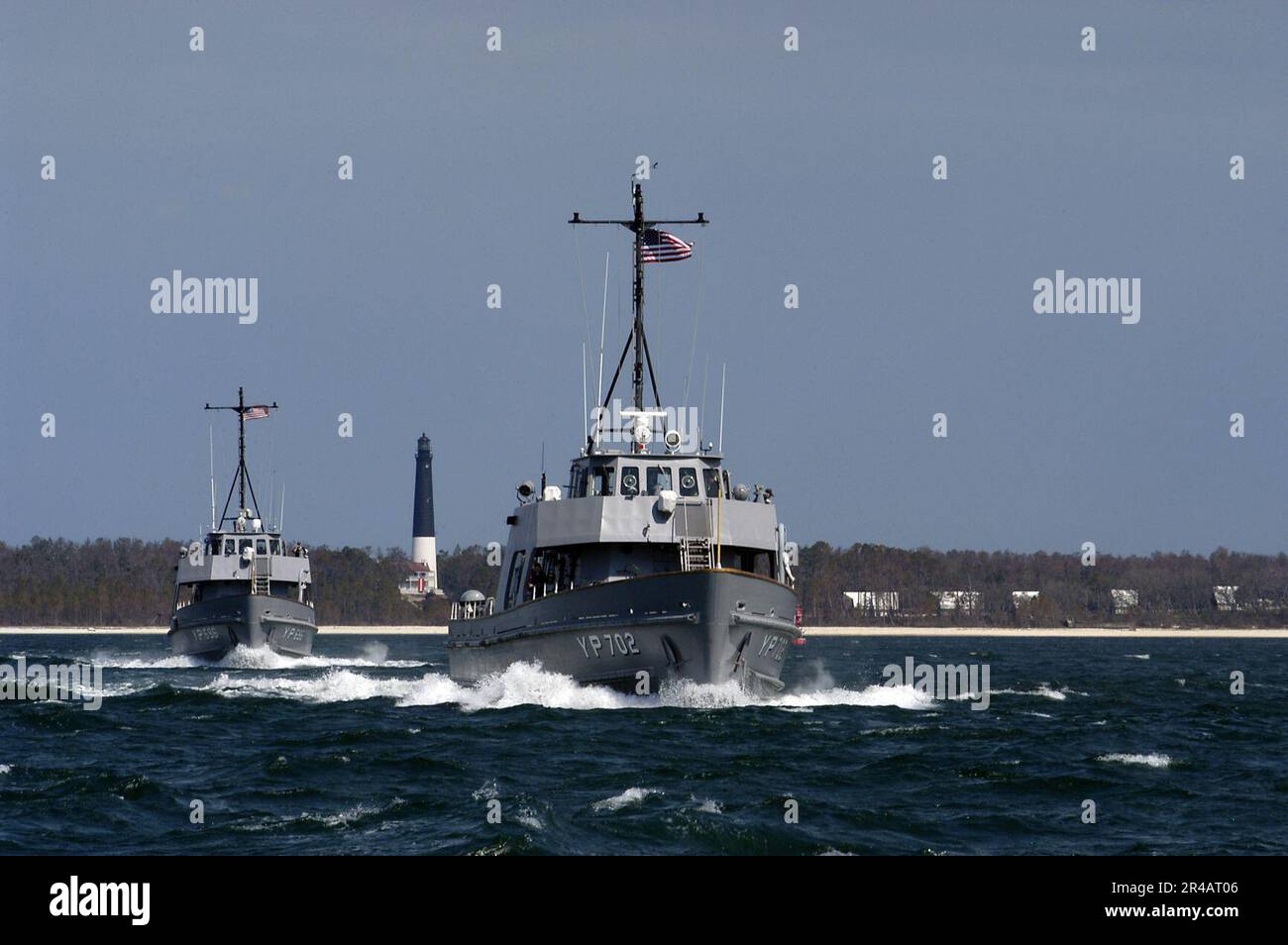 US Navy zwei Yard-Patrouillenboote, YP702 und YP696, verlassen Naval Air Station (NAS) Pensacola, Florida, zum letzten Mal, um sich der Flotte von Yard Patrol Booten an der Naval Academy in Annapolis, Md Stockfoto