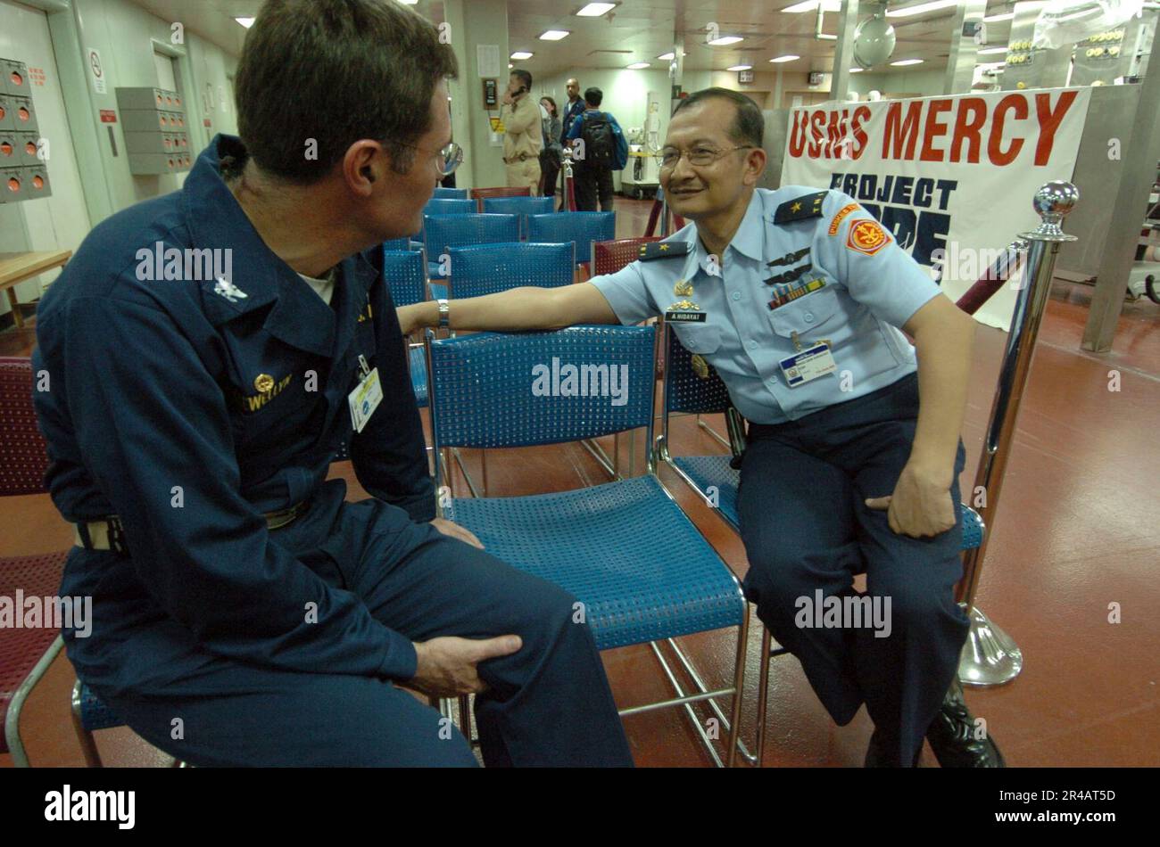 KOMMANDEUR DER US Navy, medizinische Behandlungseinrichtung, Captain Left, spricht mit dem indonesischen Chirurgen General, Brigadegeneral. General bei seiner Ankunft an Bord des militärischen Sealift-Kommandos (MSC) h.. Stockfoto