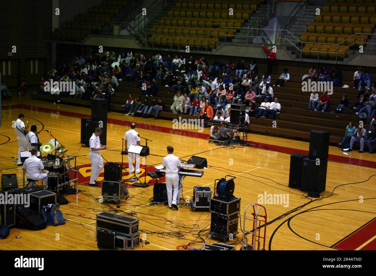 US Navy, die USA Die 6-köpfige Rockband der Navy, New Orleans Express, spielt eine Reihe vergangener und aktueller Musik für die Schüler der South Grand Prairie High School in Dallas, Texas. Stockfoto