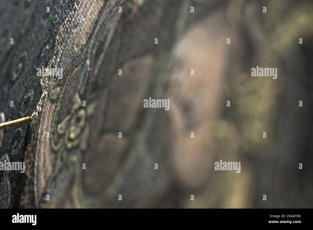 Ein Maler arbeitet an einem Gemälde in Tebesaya (Tebasaya), einem Gebiet, das in der balinesischen Kunstwelt für seine Rolle und seinen Beitrag im „Tebesaya-Malstil“ und in der „Ubud School of painting“ in Ubud, Gianyar, Bali, Indonesien, bekannt ist. Stockfoto