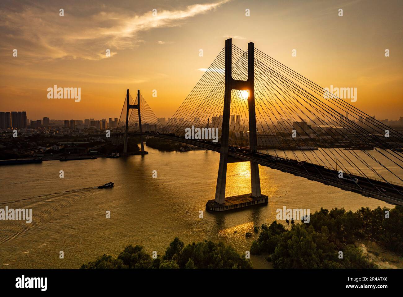 Sonnenuntergang auf der Phu My Brücke, Saigon Fluss, Ho Chi Minh Stadt, Vietnam Stockfoto