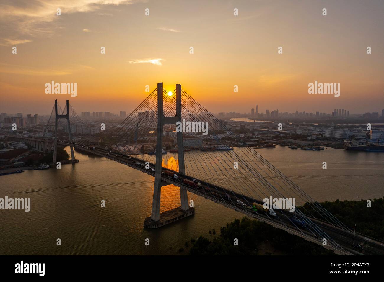 Sonnenuntergang auf der Phu My Brücke, Saigon Fluss, Ho Chi Minh Stadt, Vietnam Stockfoto