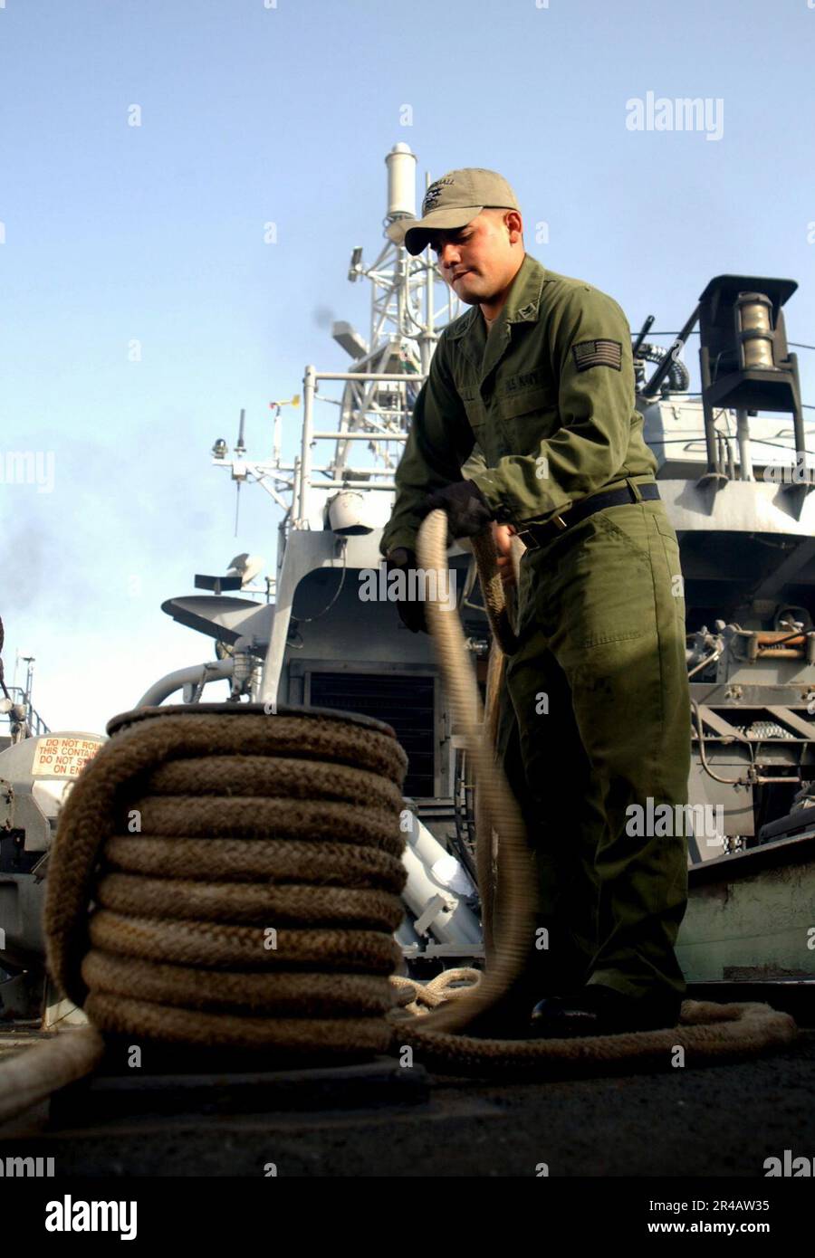 SPULEN der KLASSE 2. VON US Navy Engineman laufen ein wenig herum, während das Küstenschiff USS Chinook (PC 9) der Cyclone-Klasse vom Pier bei Naval Support Activity Bahrain abfährt. Stockfoto