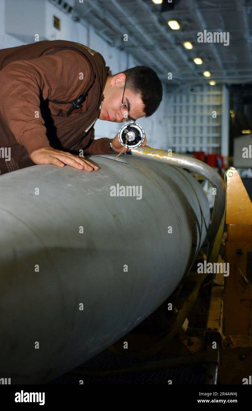 US Navy Aviation Electrician's Mate Airman inspiziert das Innere eines externen Kraftstofftanks auf Wasser und Fremdkörper. Stockfoto