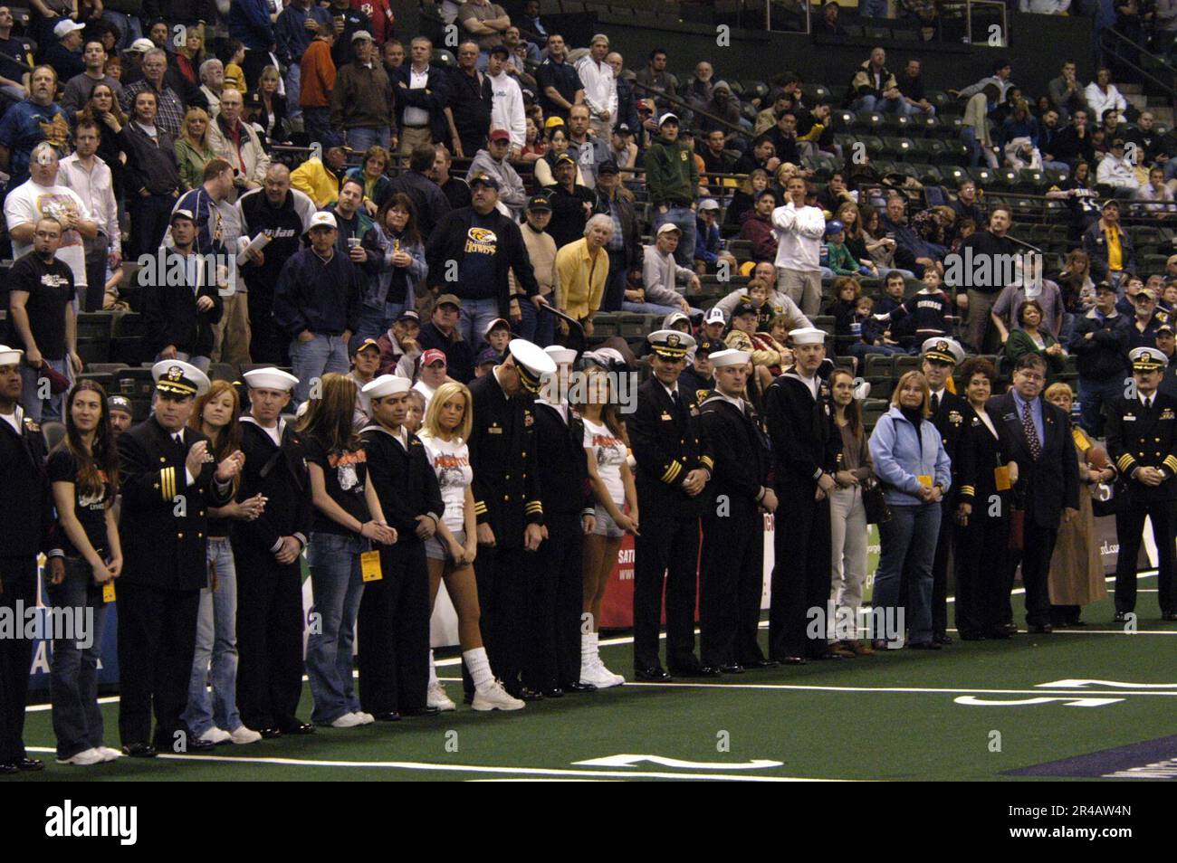 US Navy USA Navy-Matrosen werden bei der Military Appentiation Night geehrt, die von der Everett Hawks National Indoor Football League gesponsert wird. Stockfoto