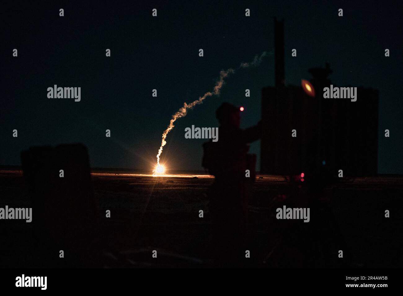USA Marines mit Sierra Battery, Bataillon Landing Team 1/6, 26. Marine Expeditionary Unit, starten und verfolgen Leuchtfackeln während der LCMR-Schulung (Lightweight Counter Mortar Radar) zur Einarbeitung in das Marine Corps Base Camp Lejeune, North Carolina, 3. Februar 2023. Der LCMR ist ein leichtes, fortschrittliches montierbares Radarsystem, das mehrere Aufgaben ausführen kann, wie z. B. die Erkennung von Frühwarnfeuern, die Erfassung von Gegenfeuerzielen und die Luftüberwachung während des Einsatzes. Stockfoto