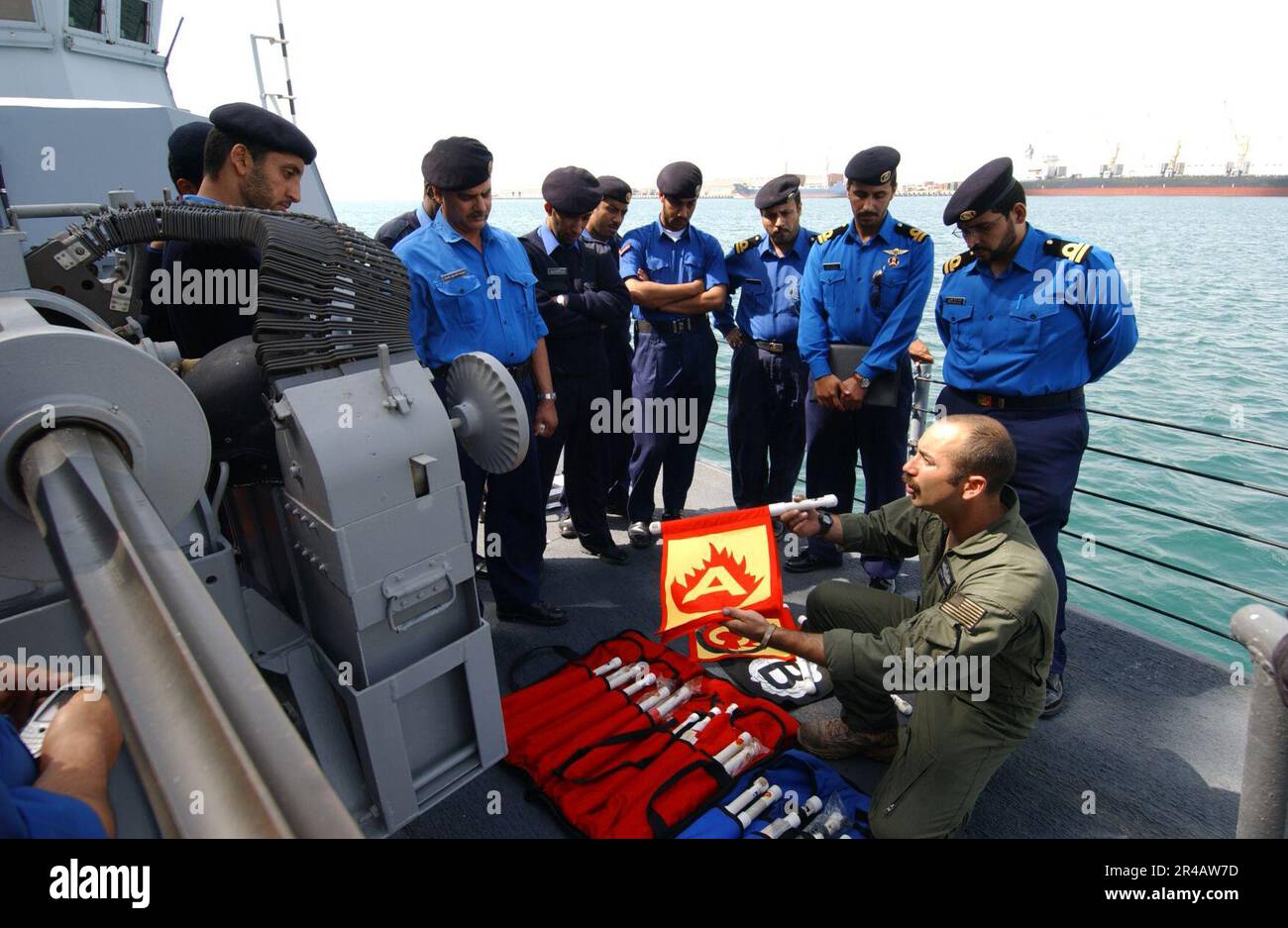 US Navy Damage Controlman 1. Class weist katarischen Seeleuten die Schadenskontrolle an Bord des Küstenschiffes USS Chinook der Cyclone-Klasse zu (PC 9) Stockfoto