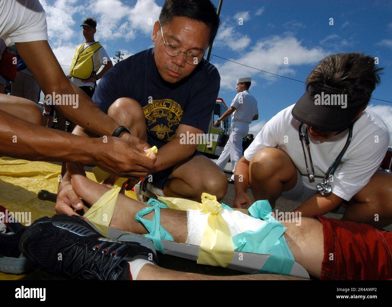 US Navy Matrosen, die der Naval Health Clinic, Makalapa Treat and Bandage Hospital Corpsman 3. Klasse während einer Masseninspektion von Verletzten-Dekontaminierung auf Pearl Harbor zugeteilt wurden. Stockfoto