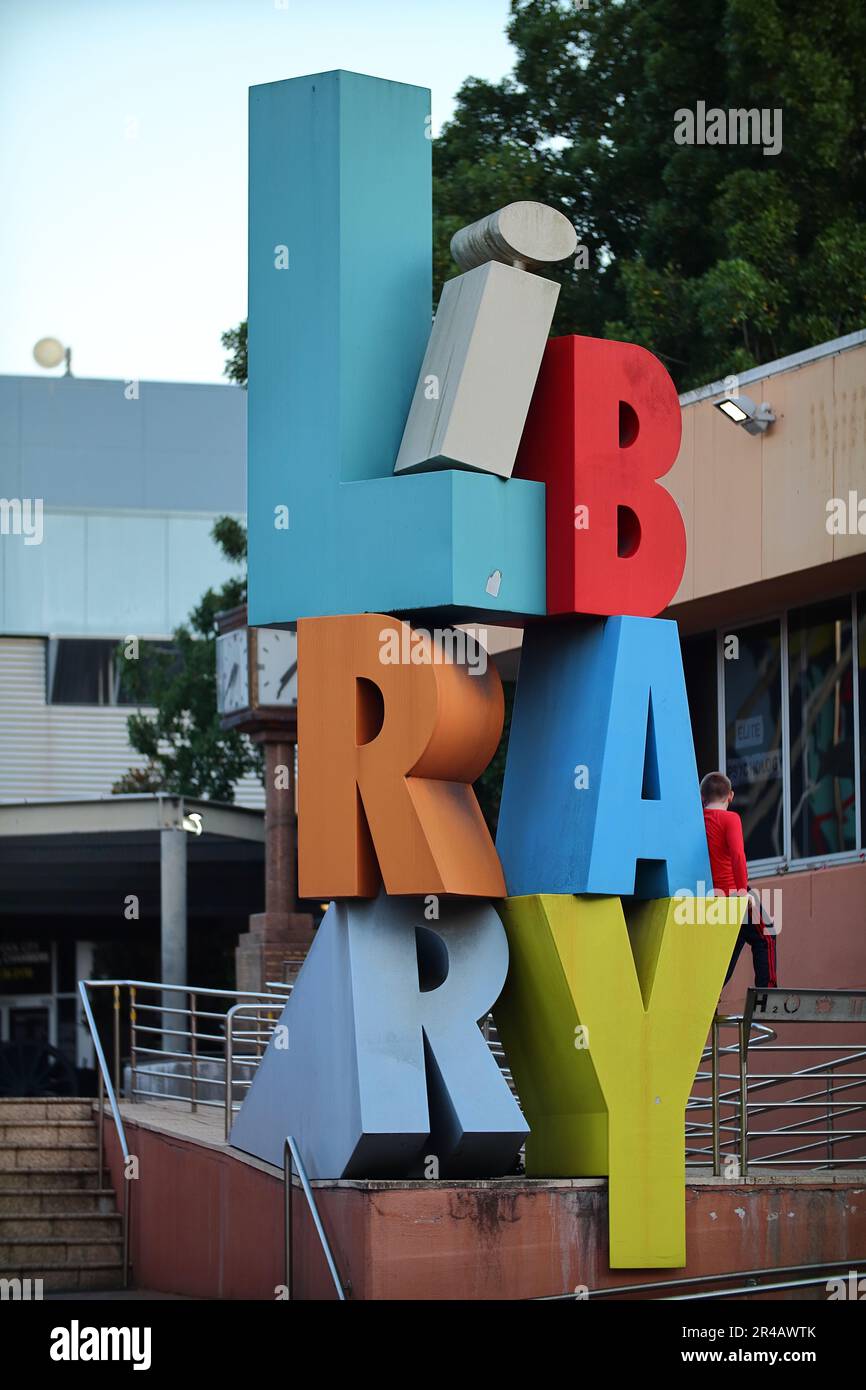 Ein großer Block aus strukturiertem Material mit dem Wort „Baby“ in erhabener Schrift Stockfoto