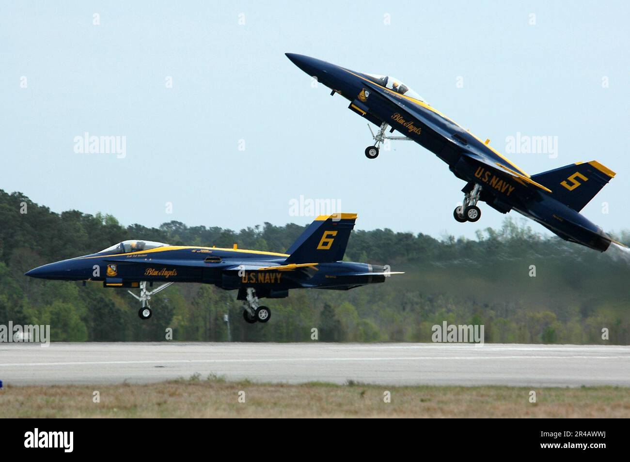 US Navy Lead Solo, Lieutenant Commander. Craig R. Olson, den USA zugeteilt Das Navy-Flugzeug-Demonstrationsteam, die Blue Angels, zieht seine F-A-18A Hornet als der gegnerische Solo, Lieutenant Commander. Theodore J. Steelman, Betrüger. Stockfoto