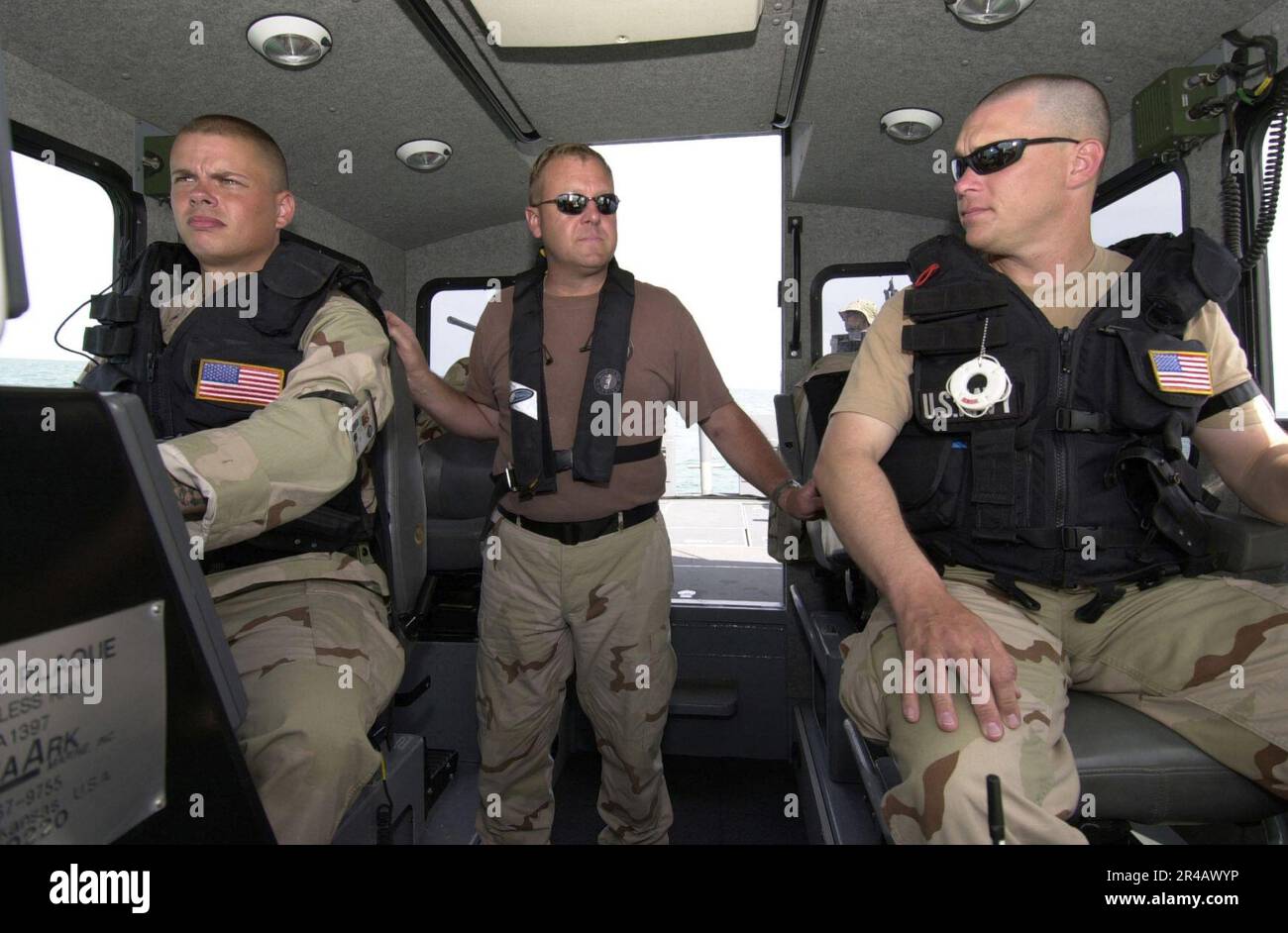 Ein Mitglied DER US-Marine, das der Naval Coastal Warfare Group One (NCWGRU-1) zugeteilt ist, führt Hafenrundflüge durch und begleitet Schiffe an Bord eines 34 Meter langen Seaark Marine Patrol Boats. Stockfoto